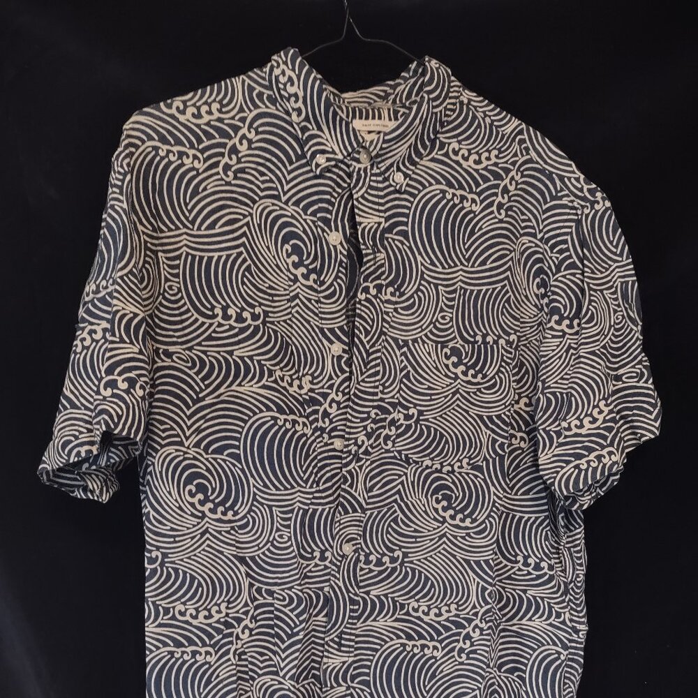 Old navy wave pattern button up shirt